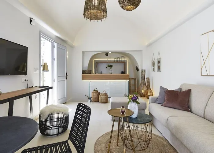 Charming Cycladic In Santorini Fira (Santorini)